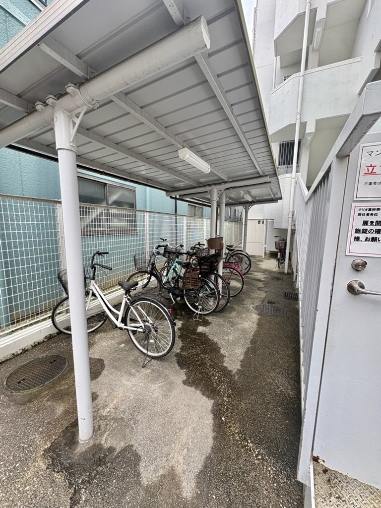 【駐輪場】雨風から自転車を守ることができる、屋根付きの駐輪場が備わっています。お天気の悪い日もスムーズに乗り降りできます。