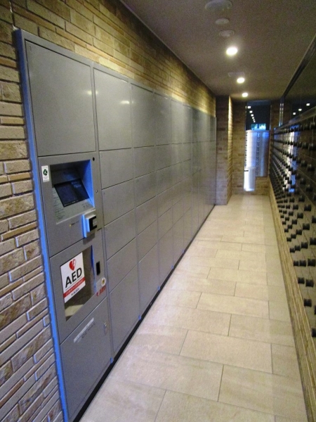 不在時にも荷物を受け取れる宅配ボックスを採用