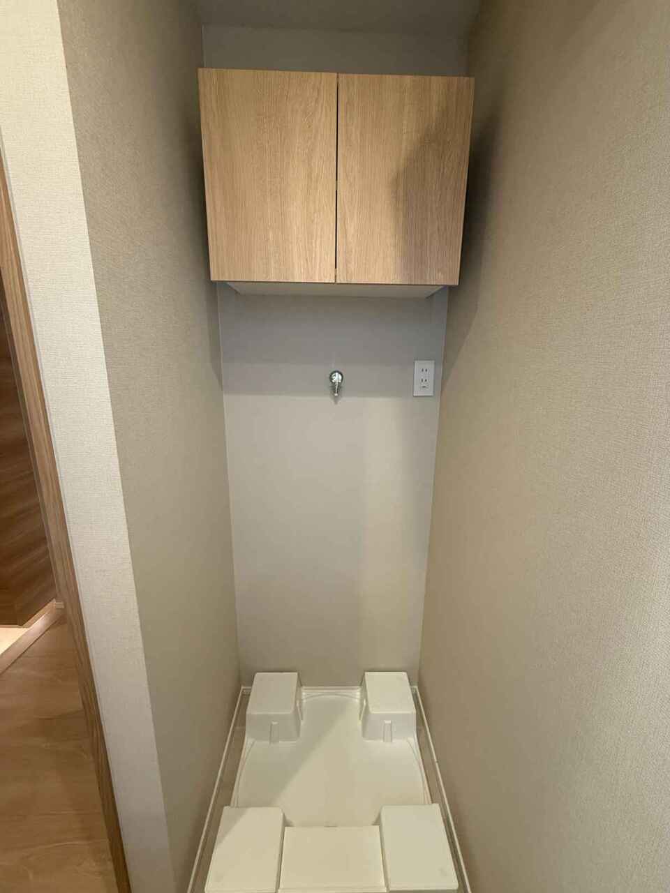 【洗濯機置き場】洗濯機用防水パンが設置されています。設置可能なサイズは現地でご確認ください。上部には収納が備え付けられています。