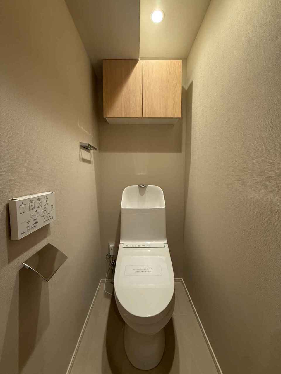 【トイレ】季節を問わず快適に使用できる、温水洗浄便座付きのトイレです。リモコンは壁付けタイプなので、スムーズに操作できます。