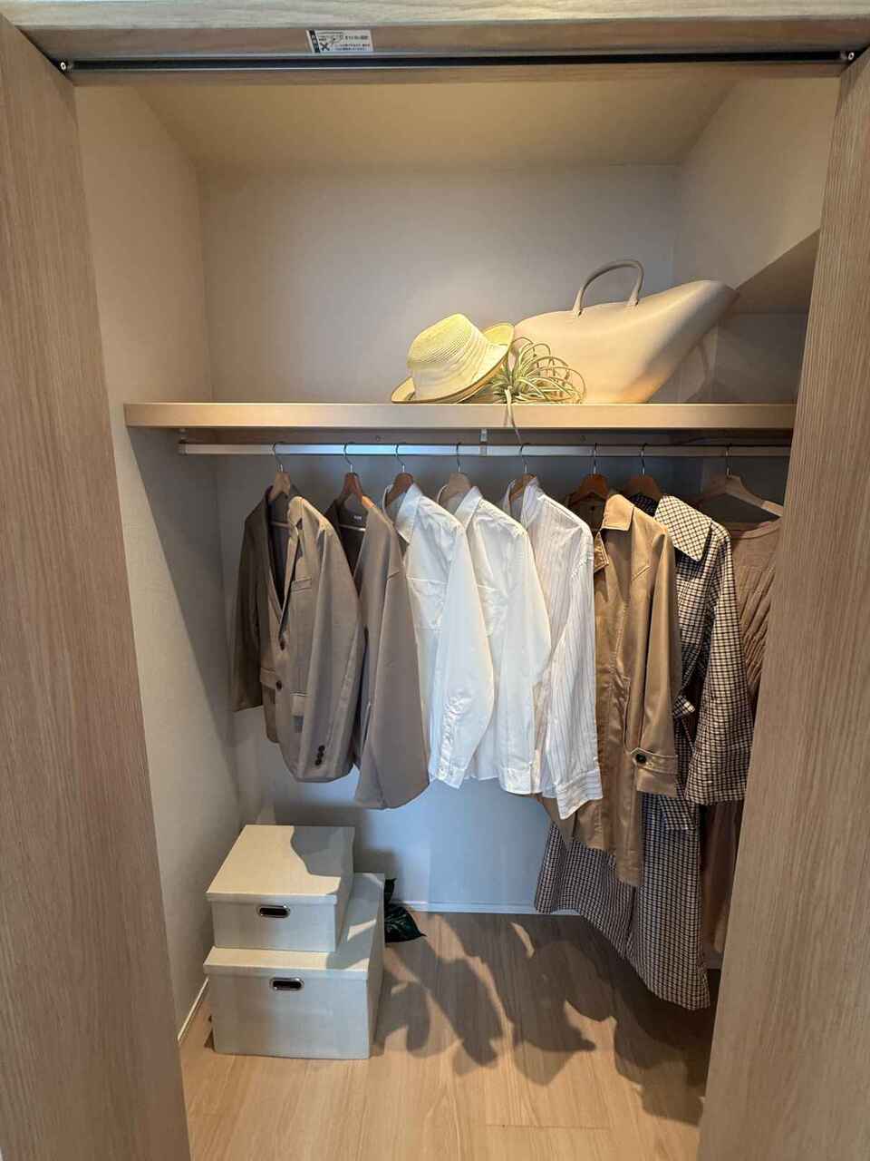 【収納/洋室】LDK横の洋室に設けられたWIC。たくさんの洋服を畳まずに収納できます。スーツケースや季節家電など、大きな荷物の収納にも便利です。