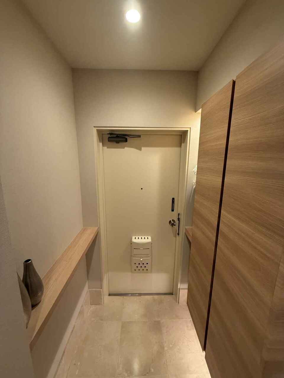 【玄関】玄関を入ってすぐ左側には、下部に普段使いの靴を収納しておける、フロートタイプのシューズボックスが設置されています。