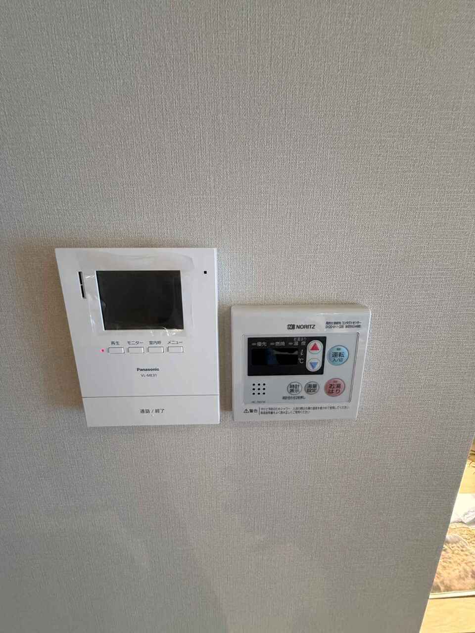 【TVモニター付きインターホン・給湯器リモコン】キッチン付近の壁に設置されているので、家事の最中でも操作がしやすいです。