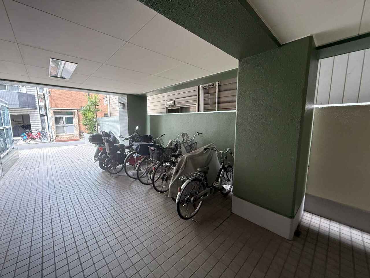 【駐輪場】屋内型ですので、雨風の影響を受けにくく、防犯面にも配慮されています。空き状況などの詳細は、お問い合わせください。