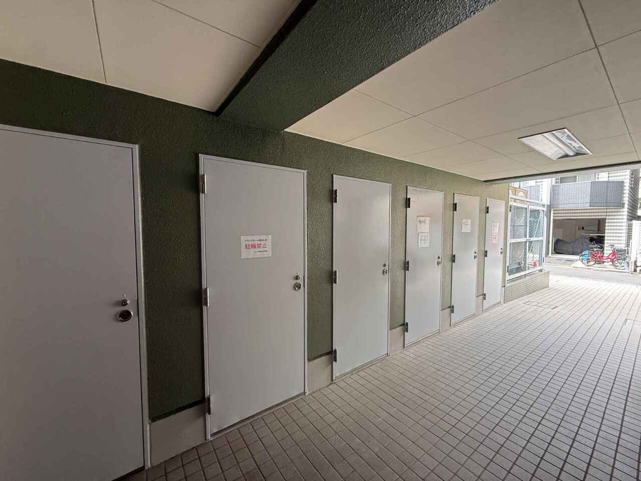 【トランクルーム】マンション共用部に設けられた、トランクルームです。空き状況や利用料など、詳しくはお問い合わせください。