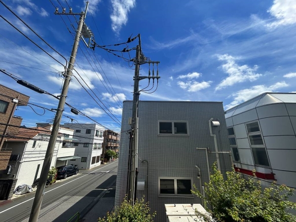 2階部分角住戸、周辺は低層住宅の地域です