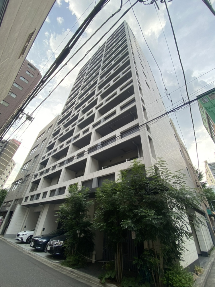 【ブラントン蔵前】RC造15階建てマンション、4階部分 の角住戸です。都営浅草線「蔵前」駅まで徒歩1分など、4駅5路線利用可能。通勤やお出かけに便利な立地です。