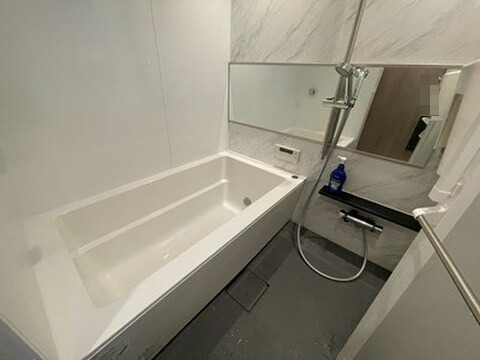 【浴室】浴室乾燥機能付きのユニットバスです。天気や時間に関係なく、洗濯物を乾かすことができ便利です。ワイドミラーが採用されており、空間の奥行きが出てより広く感じられます。