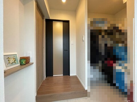 【SIC/玄関】可動棚とハンガーパイプ付きのSICです。キャンプ用品やベビーカーなどのかさばる荷物もすっきりと整理できそうです。