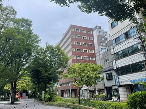 【現地外観写真】総戸数34戸のマンションです。お部屋は最上階の9階部分に位置しています。デパートやコンビニなどの商業施設が身近に揃う暮らしやすい住環境です。