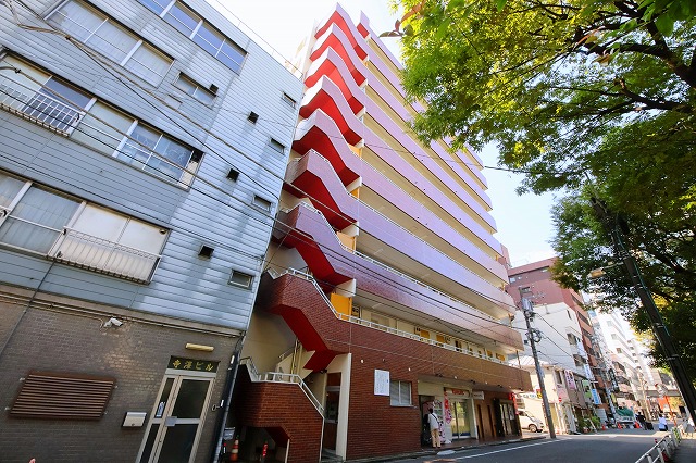 【現地外観写真】総戸数34戸のマンションです。お部屋は最上階の9階部分に位置しています。デパートやコンビニなどの商業施設が身近に揃う暮らしやすい住環境です。