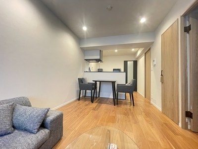 【LDK/約11.3帖】2024年8月に内装リフォーム済みです。全居室のクロスが張替えられています。きれいなお部屋でゆったりと過ごすことができます。