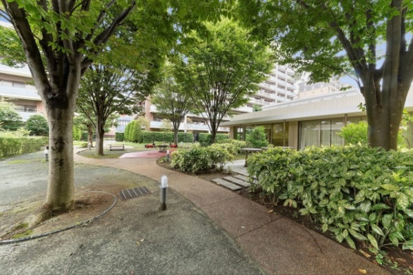 四季を感じる植栽に彩られた、ゆとりあるアプローチ空間です
