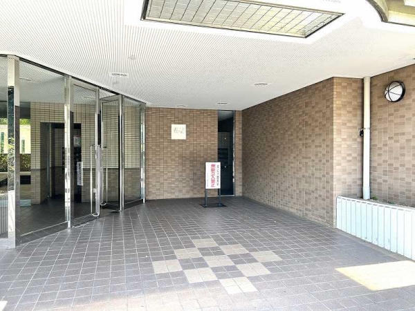 雨風を凌ぎやすい、奥行きのあるエントランス
