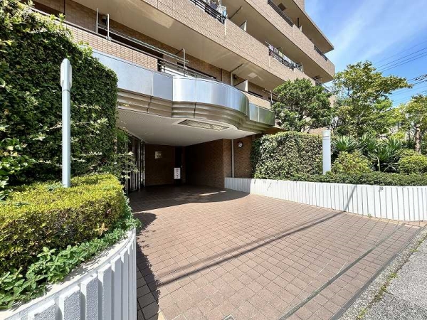 植栽豊かなエントランス