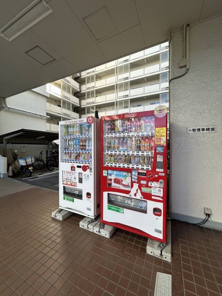 マンション敷地内に自動販売機があります。