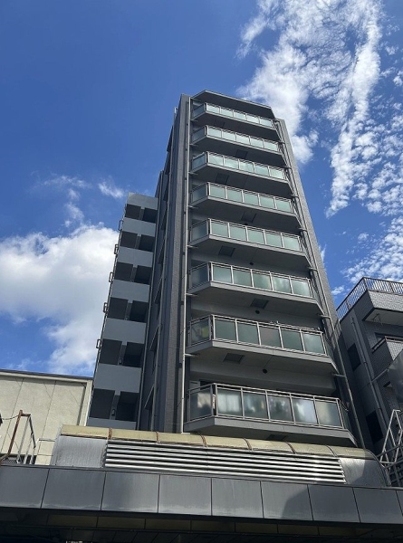 フラワー通り沿いに位置するマンション