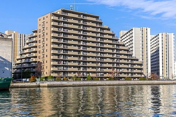 運河の潤いと開放感を身近に感じる、伸びやかな佇まい