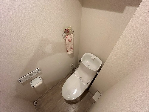 上部に収納棚があるので、ストックなどの収納ができます