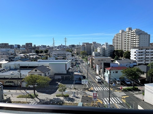 バルコニーからの眺望は、空が広く感じられ、開放感があります。