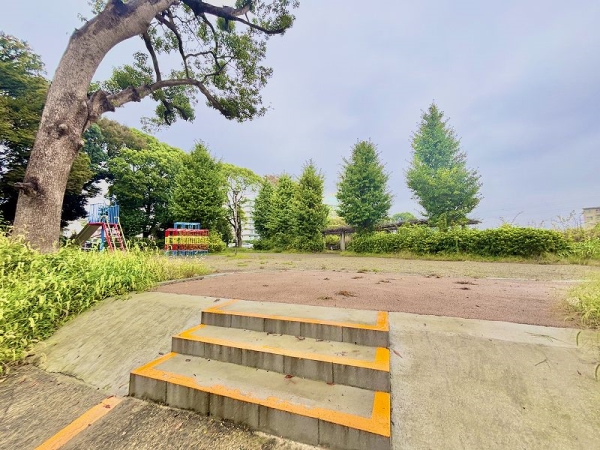六実中央公園　徒歩3分　約240ｍ