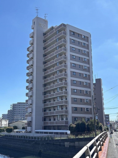 角地に立地する開放感あふれるマンション