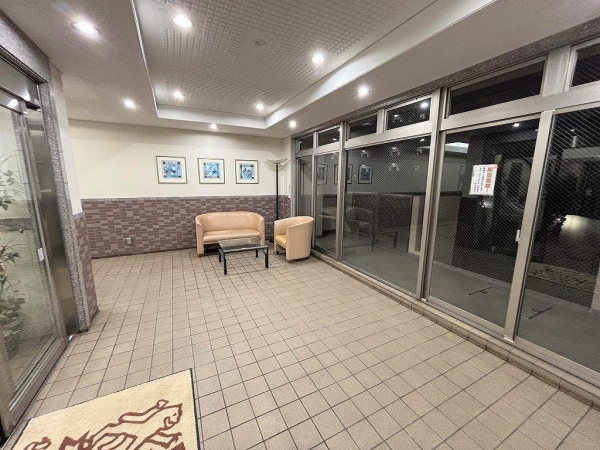 広々としたマンションロビー