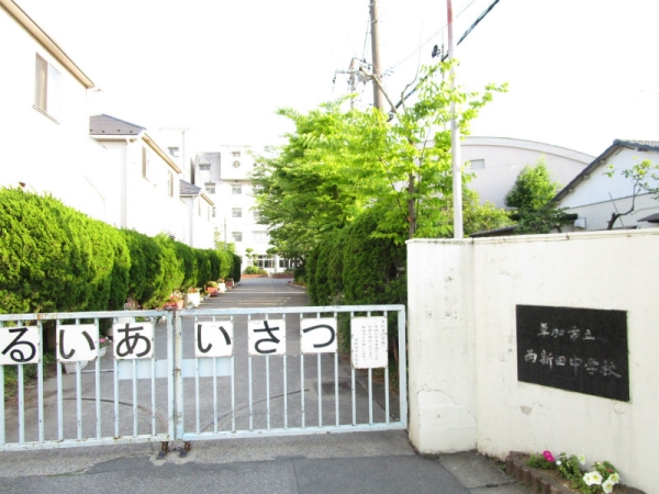 両新田中学校まで徒歩10分（約740ｍ）