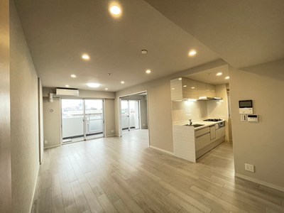 【ゼファー北小岩クリアス】2026年7月内装リフォーム済み物件。北総鉄道「新柴又」駅まで徒歩5分、京成本線「京成小岩」駅まで徒歩10分の立地です。