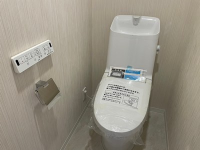 【トイレ】年間を通じて快適にご使用いただける、温水洗浄便座付きのトイレです。壁面に設置しているリモコンで、洗浄の強さ・位置などを調整いただけます。