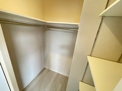 【WIC】約7.0帖の洋室に備わっています。枕棚・ハンガーパイプ・可動棚付きで、空間を余すことなく活用できそうです。衣類や小物はもちろん、スーツケースや季節家電などの収納も可能。