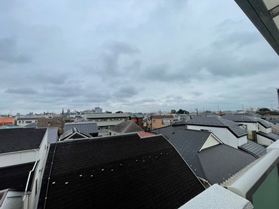 【バルコニー】視界を遮るような高い建物がないため、開放感を味わえると同時に、たっぷりと自然光を感じられます。※眺望は将来にわたって保証するものではありません。