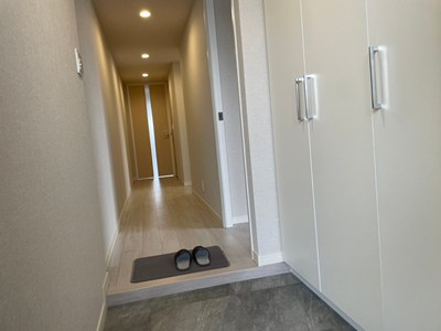 【玄関】シューズボックス付きですので、散らかりがちな玄関をすっきりと片付けることができます。扉付のため、来客時にも整った印象の玄関を保ちやすい設計です。