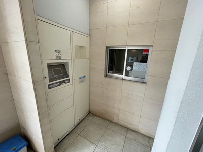 【宅配ボックス】共用部分に設置されている宅配ボックスです。在宅・不在にかかわらず荷物を受け取ることができ、再配達の手間も省けます。荷物の大きさに合わせて、ご利用いただけます。