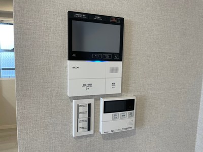 【TVモニター付きインターホン】来訪者の顔と声を確認してから対応できる、TVモニター付きインターホンが設置されています。防犯面に配慮されており、お子様が留守番される際にも役立ちます。