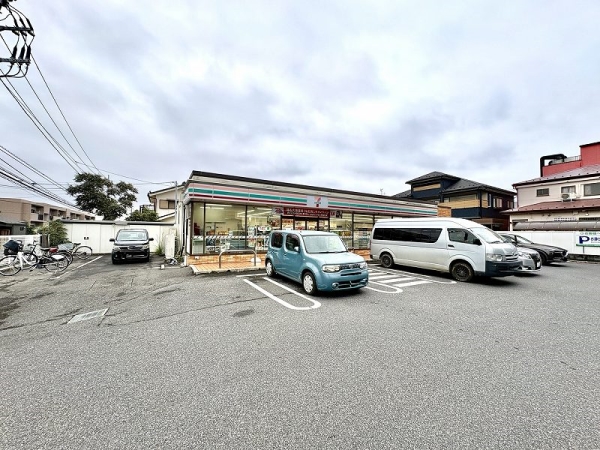セブン-イレブン松戸六高台8丁目店まで徒歩5分（360m）