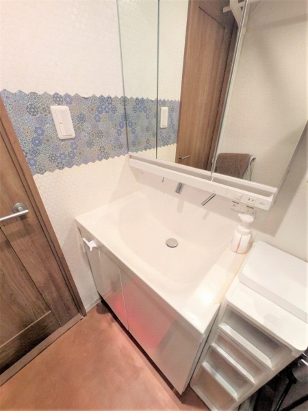 洗面化粧台です。鏡の裏にも収納がございます