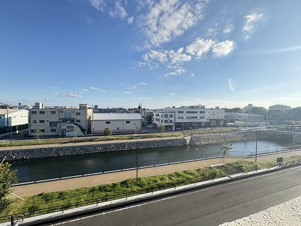 前面には花畑川が流れており、開放感のある住戸です。