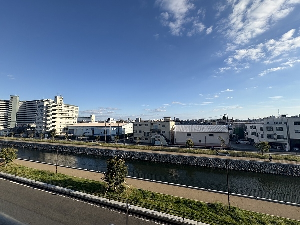 南東向きにつき陽当たり、通風良好。