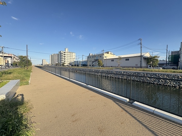 遊歩道が整備されている花畑川まで徒歩1分（約30ｍ）。