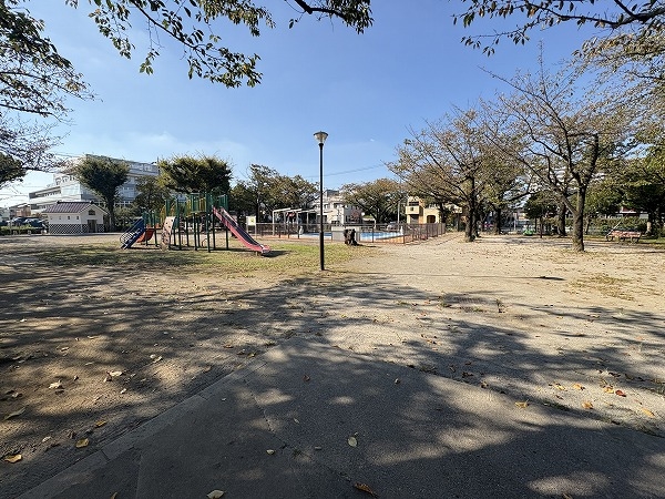 六木中央公園まで徒歩14分（約1100ｍ）