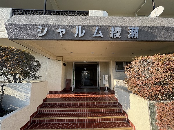 エントランスにはスロープも設置されています