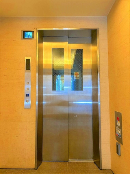 エレベーターは安心のモニター付き