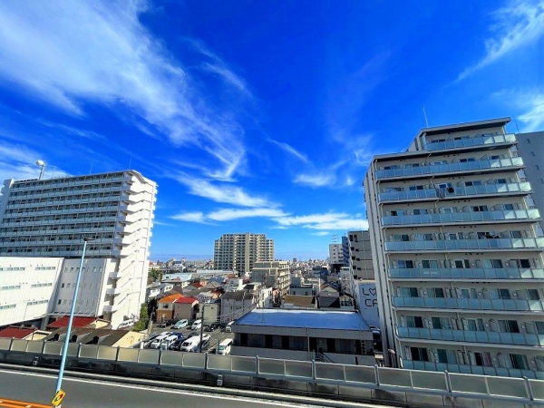 南東側眺望　前面建物との距離があり日照通風良好
