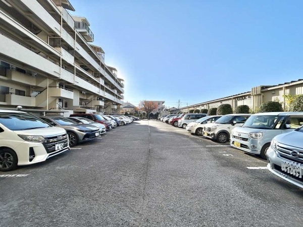 敷地内駐車場です。空き状況はお問合せください。