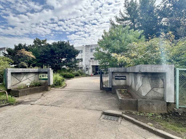 八千代市立高津中学校まで徒歩１１分（約８８０m）