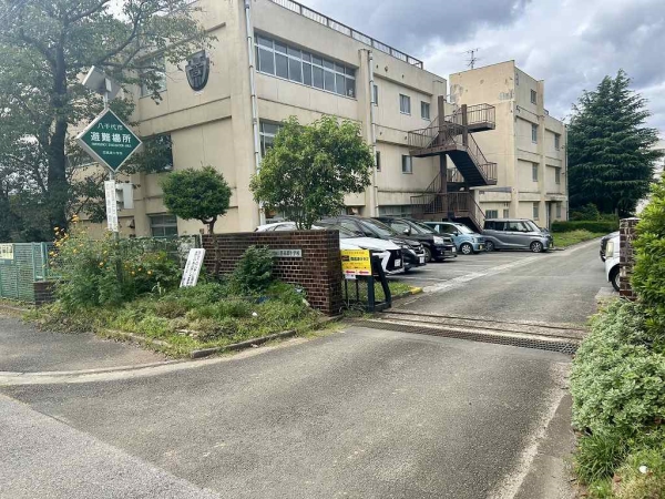 八千代市立西高津小学校まで徒歩１０分（約７５０m）