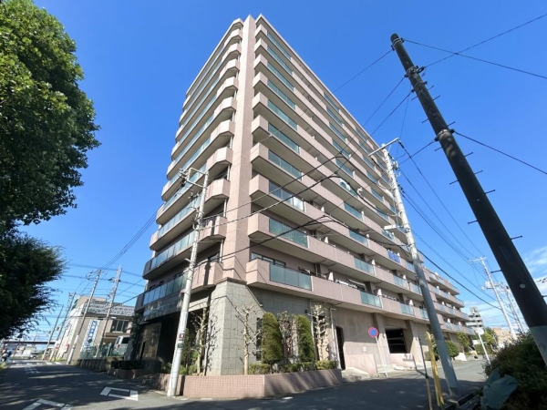 タイル調のマンション外観