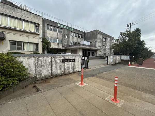 習志野市立第六中学校まで徒歩７分（約５００m）