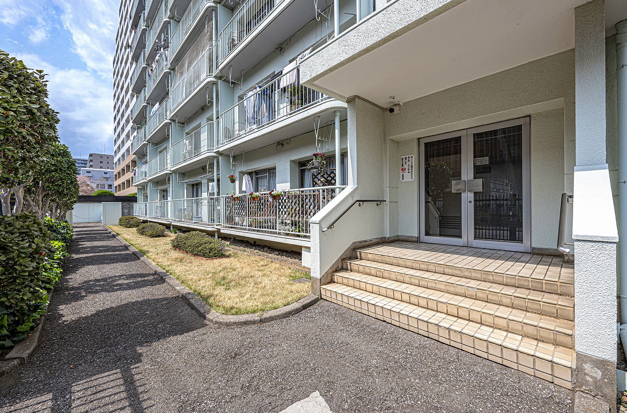 【エントランス】屋根付きのエントランスで、雨の日も傘の開閉がスムーズ。階段は段差を低めにすることで、上り下りのしやすさにも配慮されています。